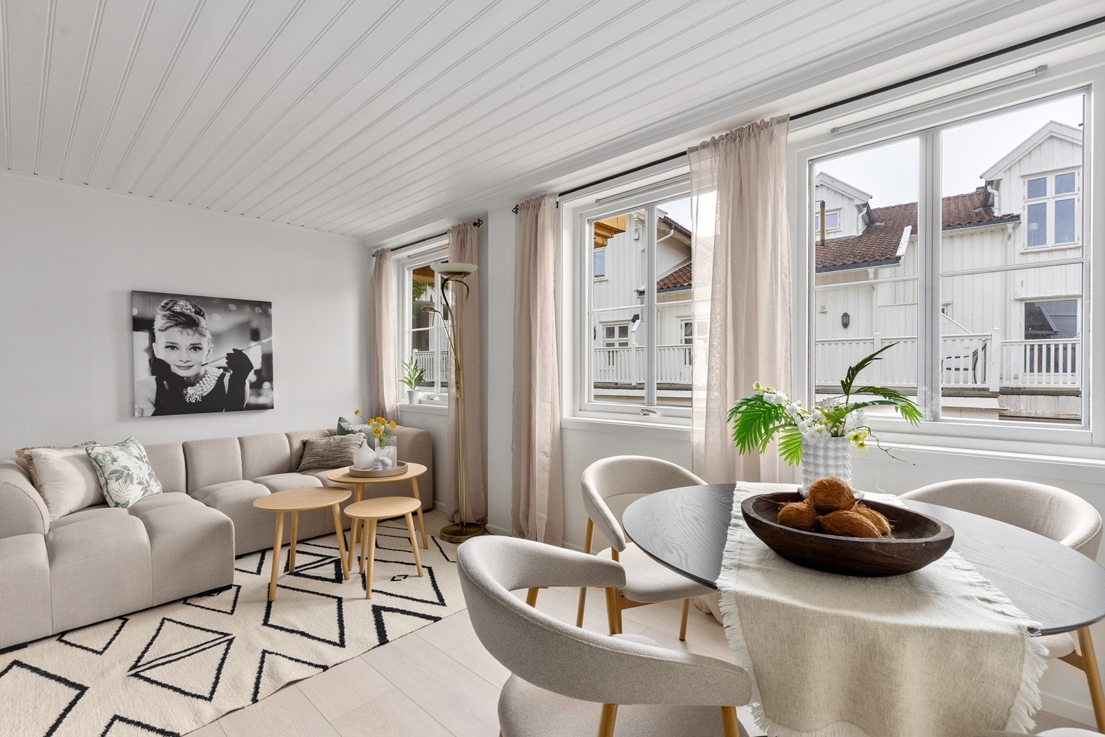 God plass til sittegrupper og spisebord i stuen Galleribilde