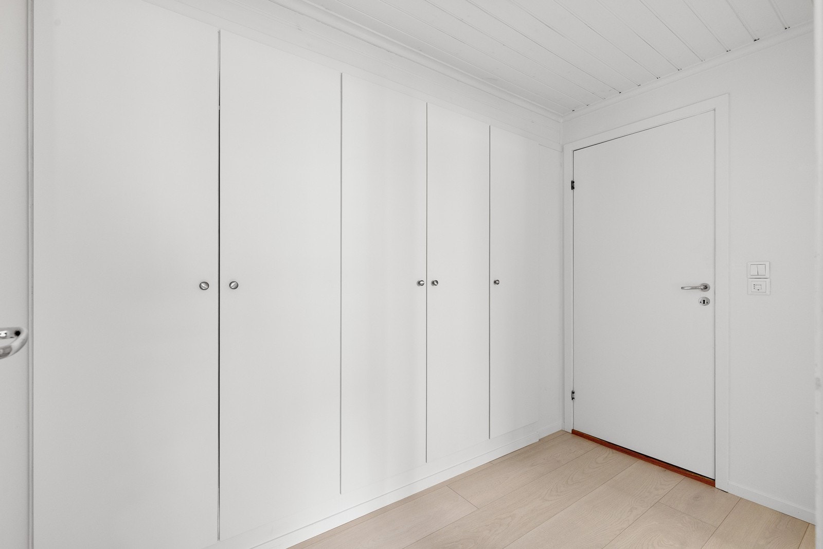 Mye lagringsplass i mellomgang inn til soverom og bad Galleribilde