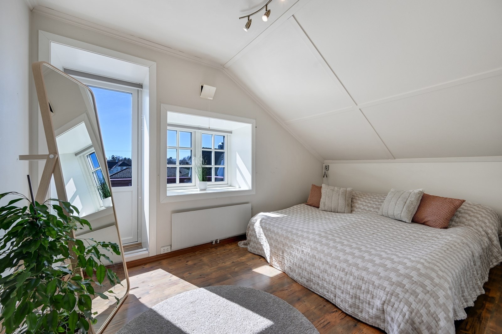 Soverom med utgang til sydvendt balkong. Galleribilde