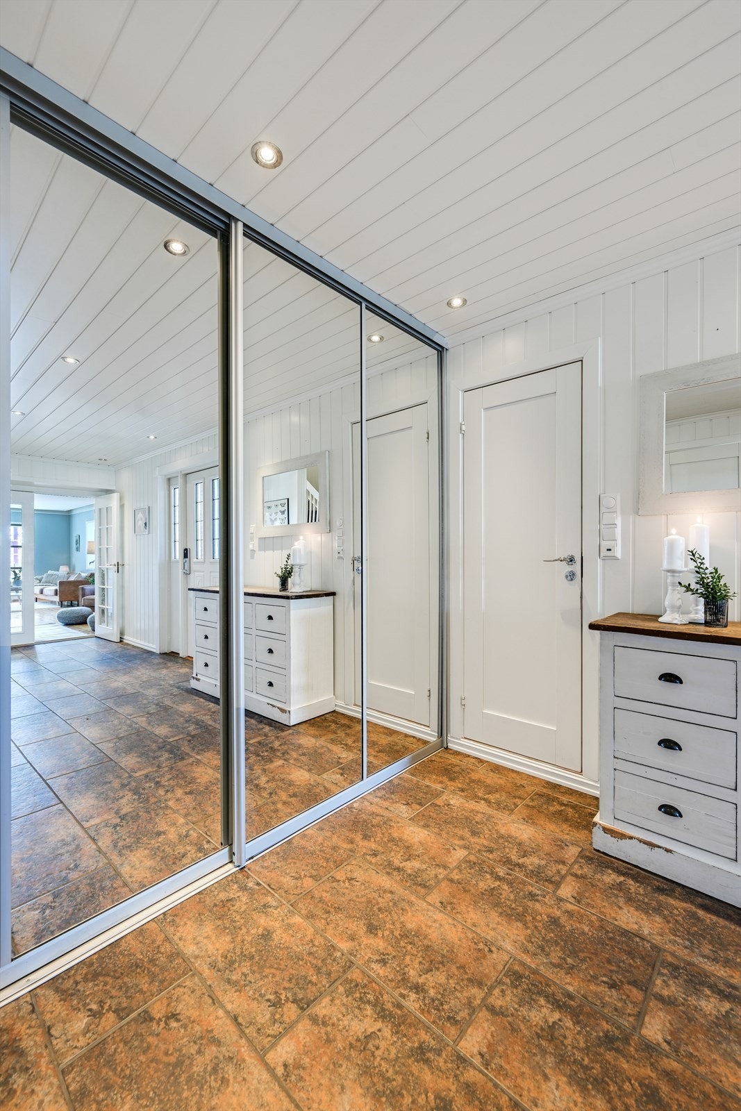 Entré med speil skyvedørsgarderobe. Galleribilde