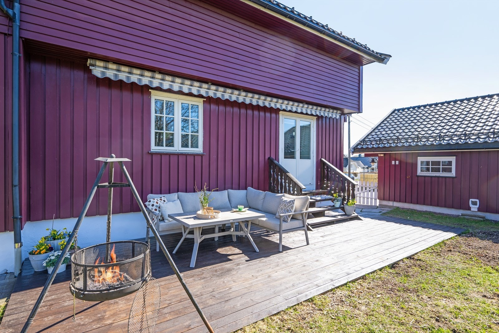 Solrik usjenert markterrasse og hage på vestsiden av huset. Galleribilde