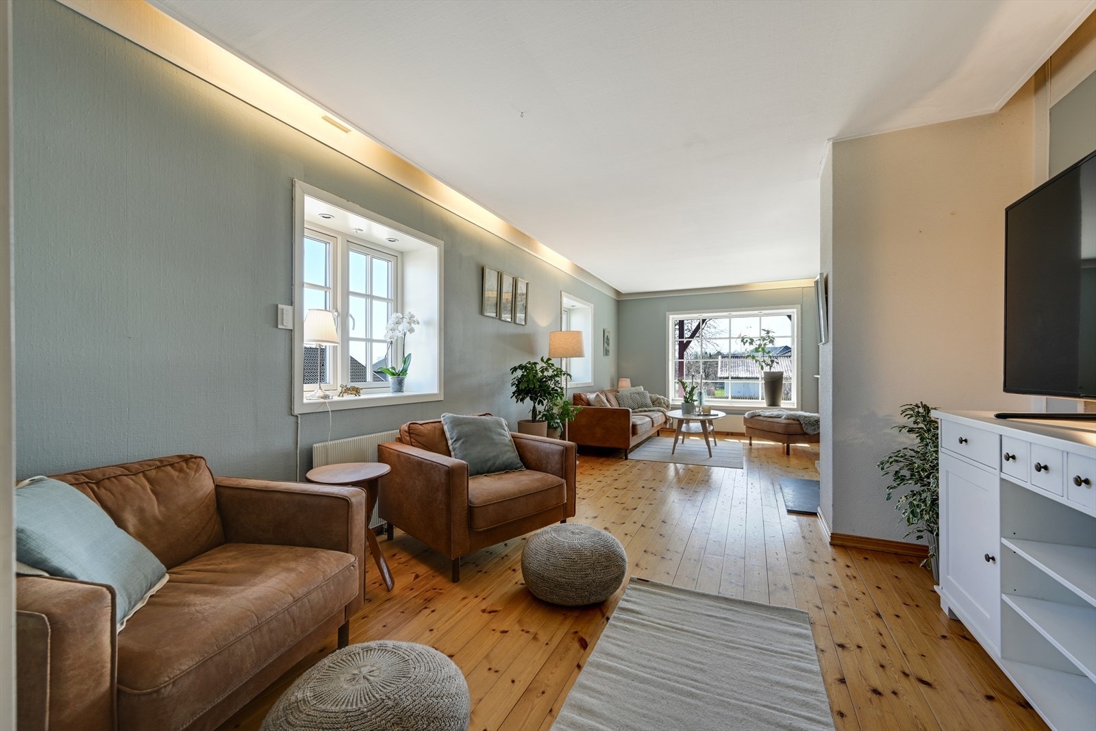 Stue med plass til både tv-stue, sofagruppe og spisestue. Galleribilde