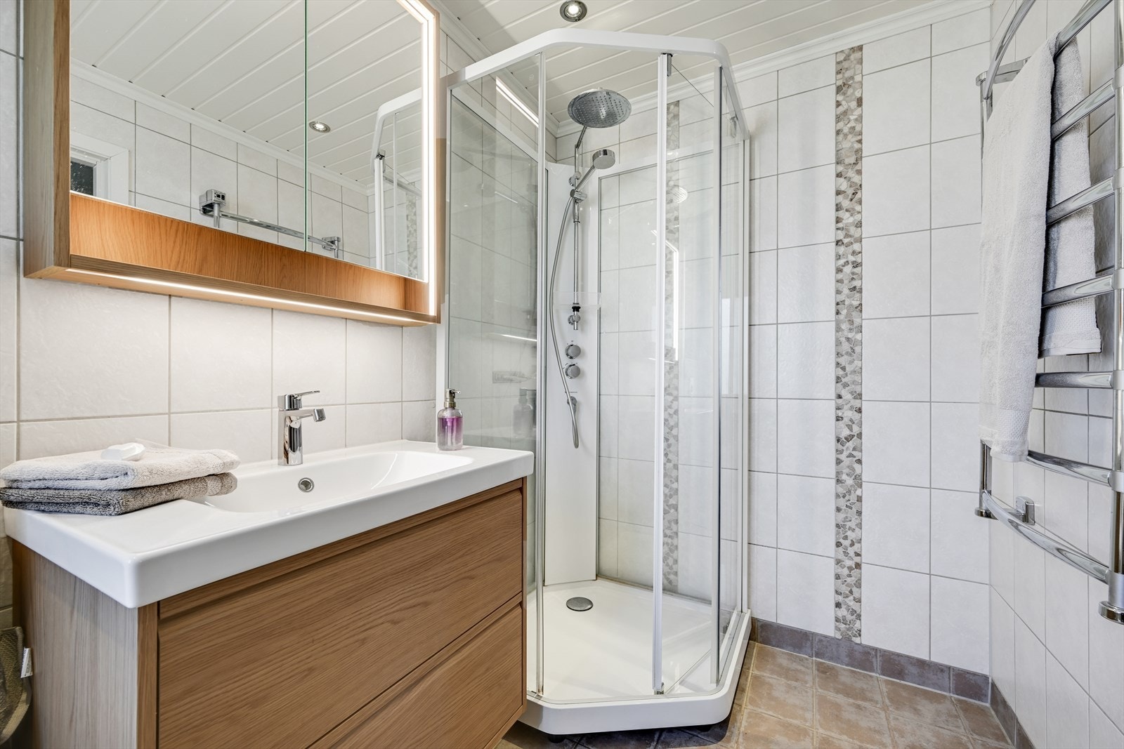 Flott fliselagt bad/wc i 1. etasje. Galleribilde