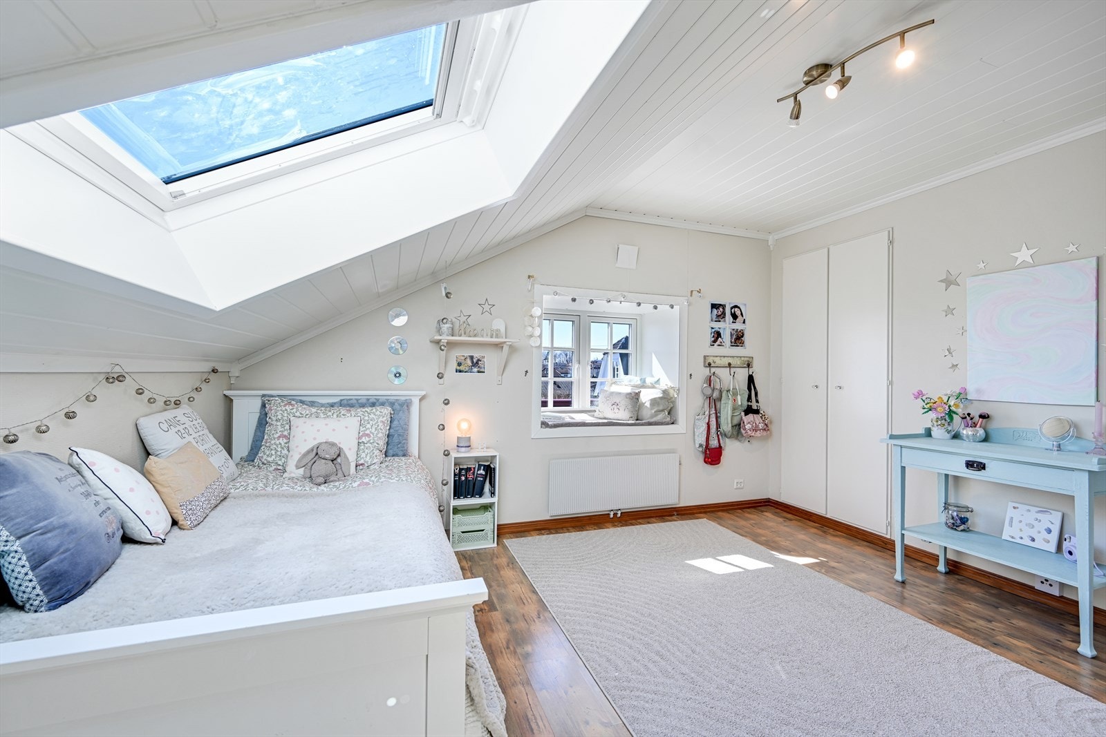 Store soverom med godt med lys og integrert garderobeskap. Galleribilde