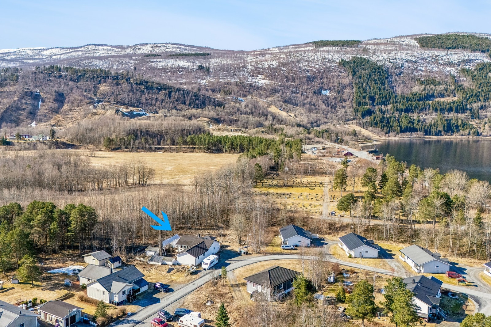 EiendomsMegler 1 Bodø Innholdsrik og romslig enebolig med fem soverom, stor tomt og naturskjønn, landlig beliggenhet