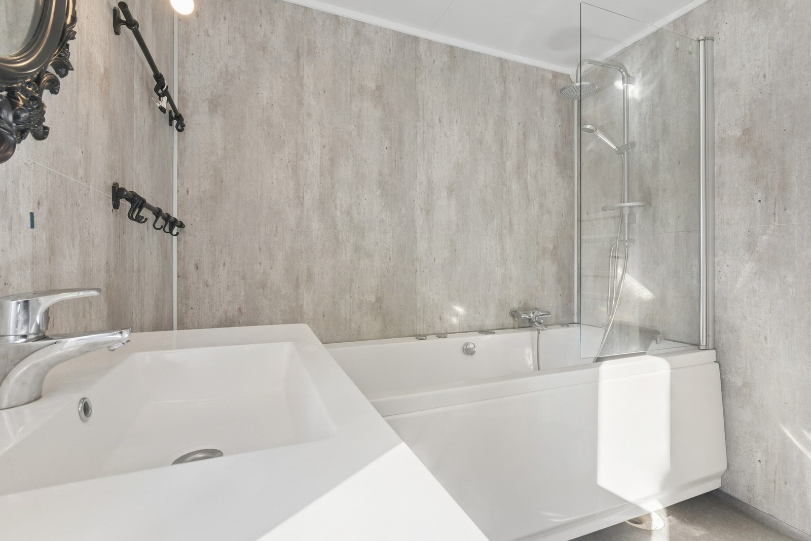 Badet har vegger kledd med baderomsplater og himlingsplater i tak. Galleribilde