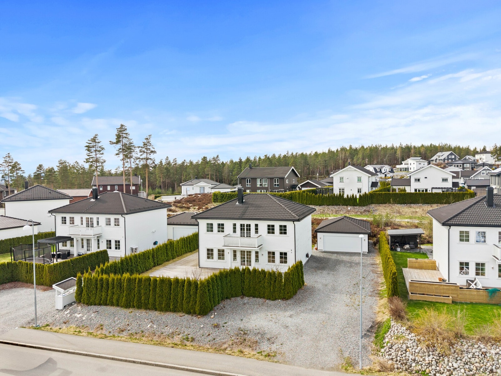 Oversiktlig beliggenhet i etablert boligområde med romslig tomt, privat innkjøring, dobbeltgarasje og gode parkeringsmuligheter. Galleribilde