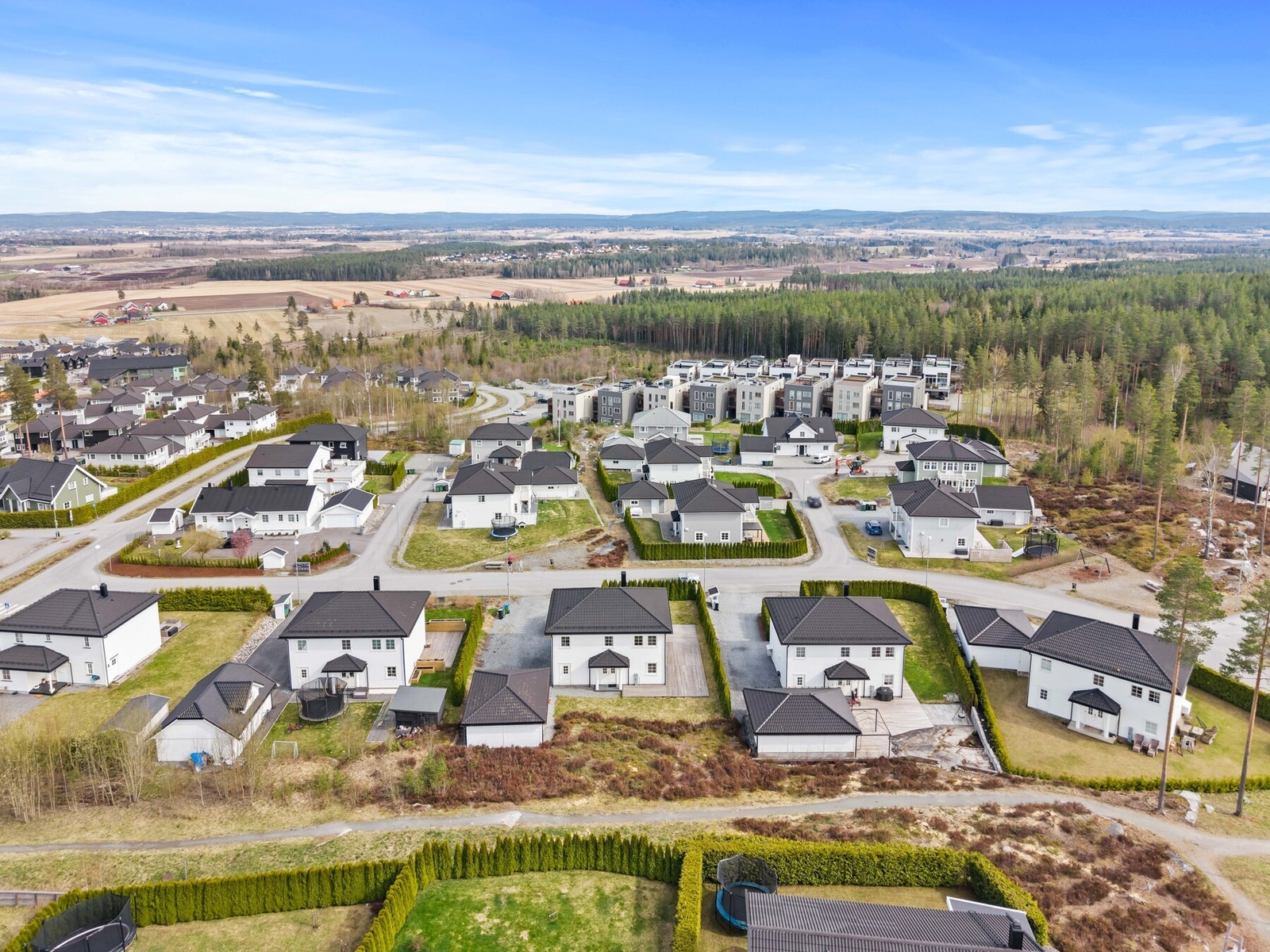 Familievennlig boligområde med kort vei til skoler, barnehager og dagligvarebutikk, samt nærhet til idrettsanlegg, turterreng og øvrige servicetilbud. Galleribilde