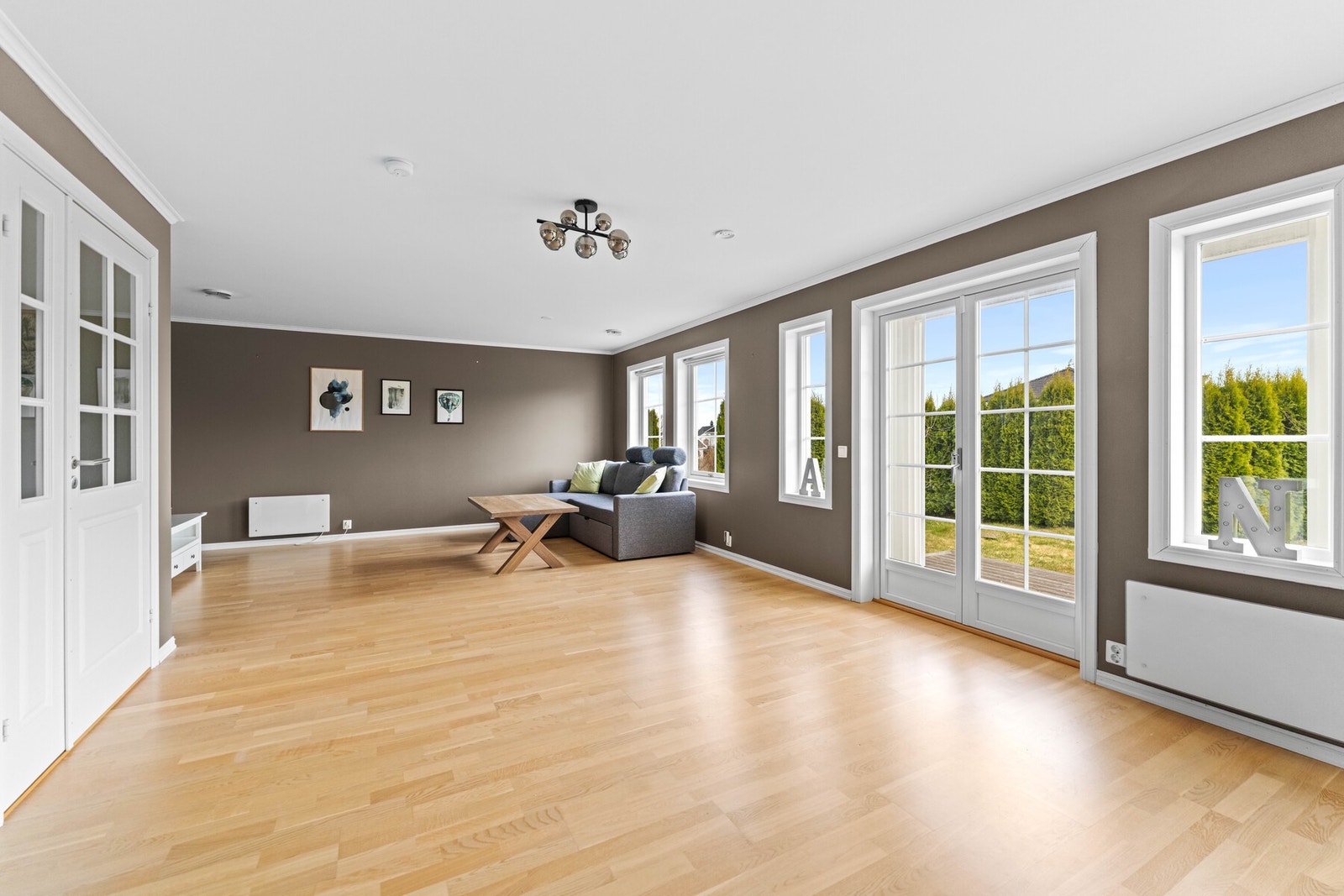 Fra stuen er det direkte utgang til uteområdet via doble terrassedører, samtidig som de store vindusflatene gir fint lysinnslipp og kontakt med hagen. Galleribilde