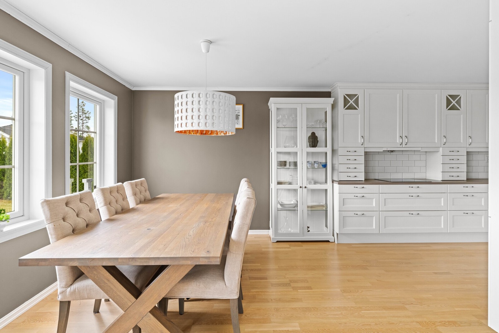 Spiseplass i åpen løsning mot kjøkkenet med god plass til langbord. Store vinduer og lyse tregulv gir rommet et lyst og trivelig preg. Dekk på til hele juleselskapet her. Galleribilde