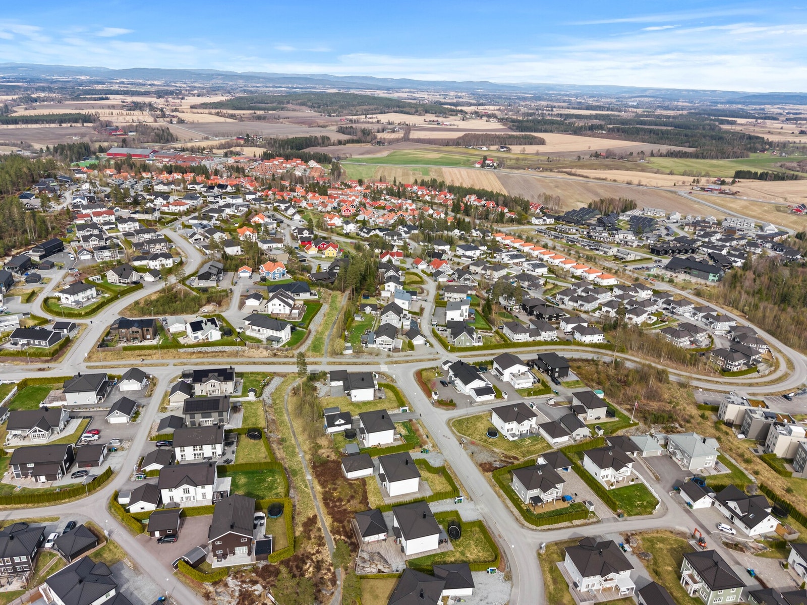 Etablert og familievennlig boligområde med lite gjennomgangstrafikk, nærhet til skoler, barnehager, dagligvare og flotte turmuligheter i nærområdet. Galleribilde