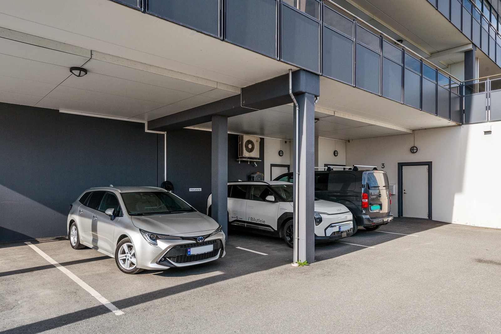Tilhørende plass i carport, som befinner seg i samme bygg. Galleribilde