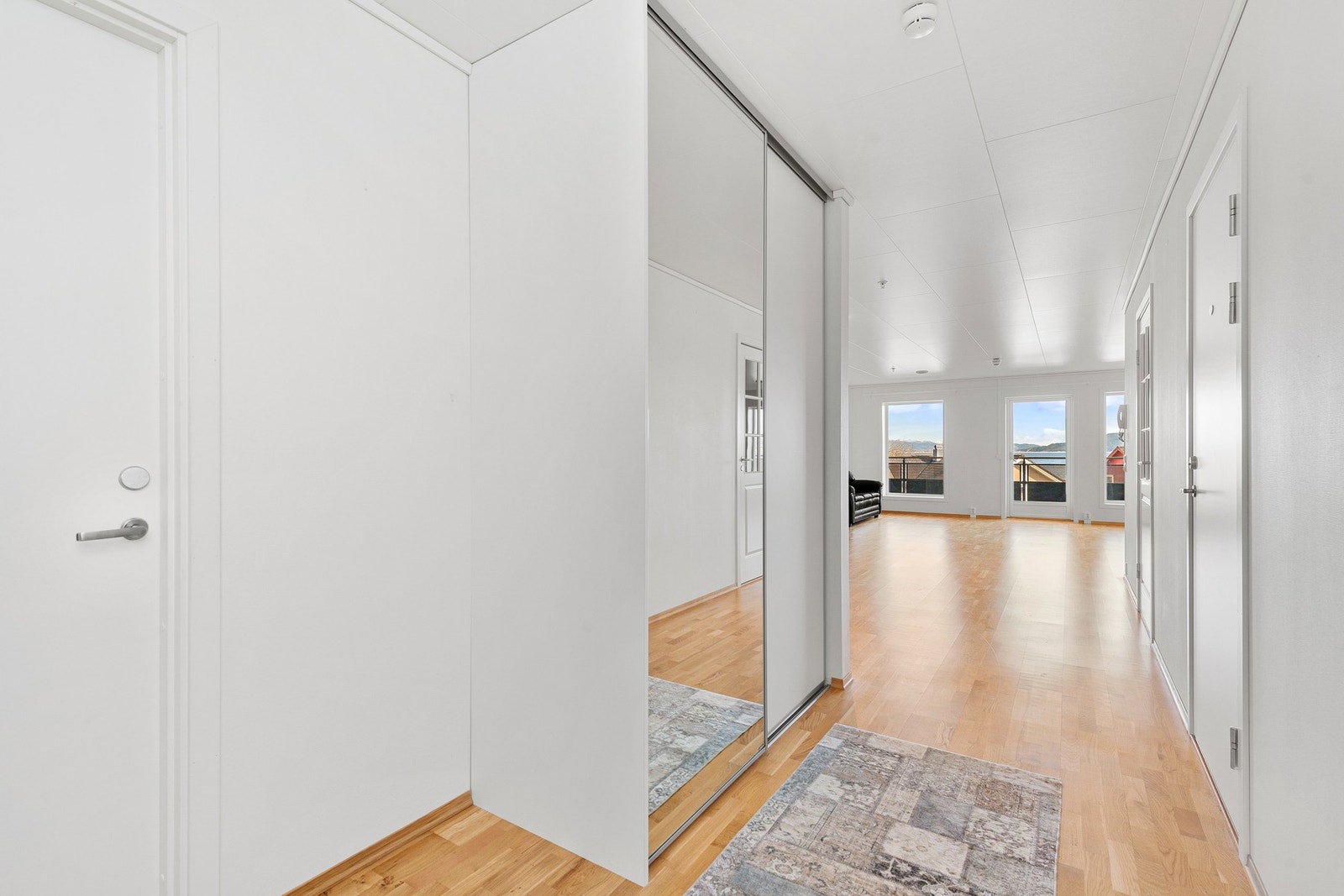 Skyvedørsgarderobe i gang. Galleribilde