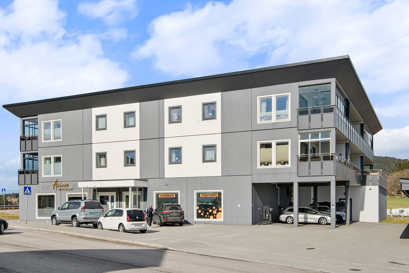 Leiligheten ligger midt i sentrum, med alle sentrumsfasiliteter. Galleribilde