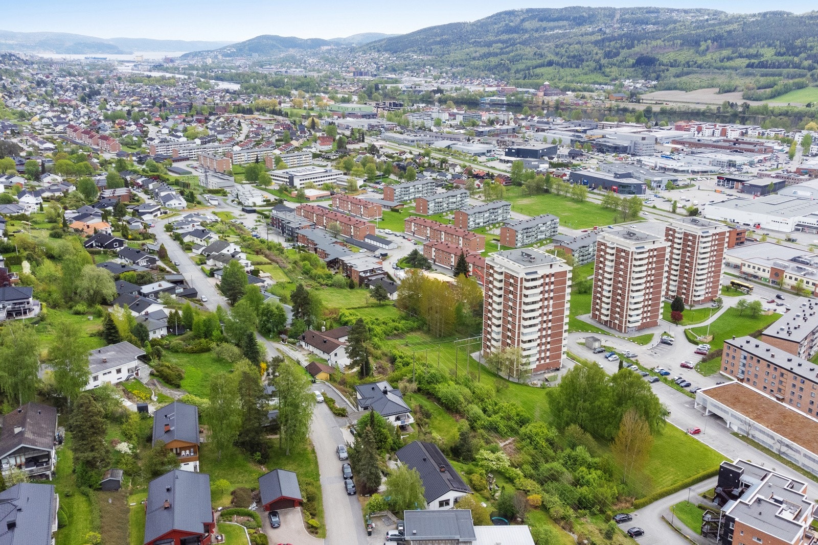 Nærmeste matbutikk er Kiwi XL ved Ligosenteret i gangavstand fra boligen. Ellers er det kort vei til Coop Prix, Meny og Rema 1000 Galleribilde