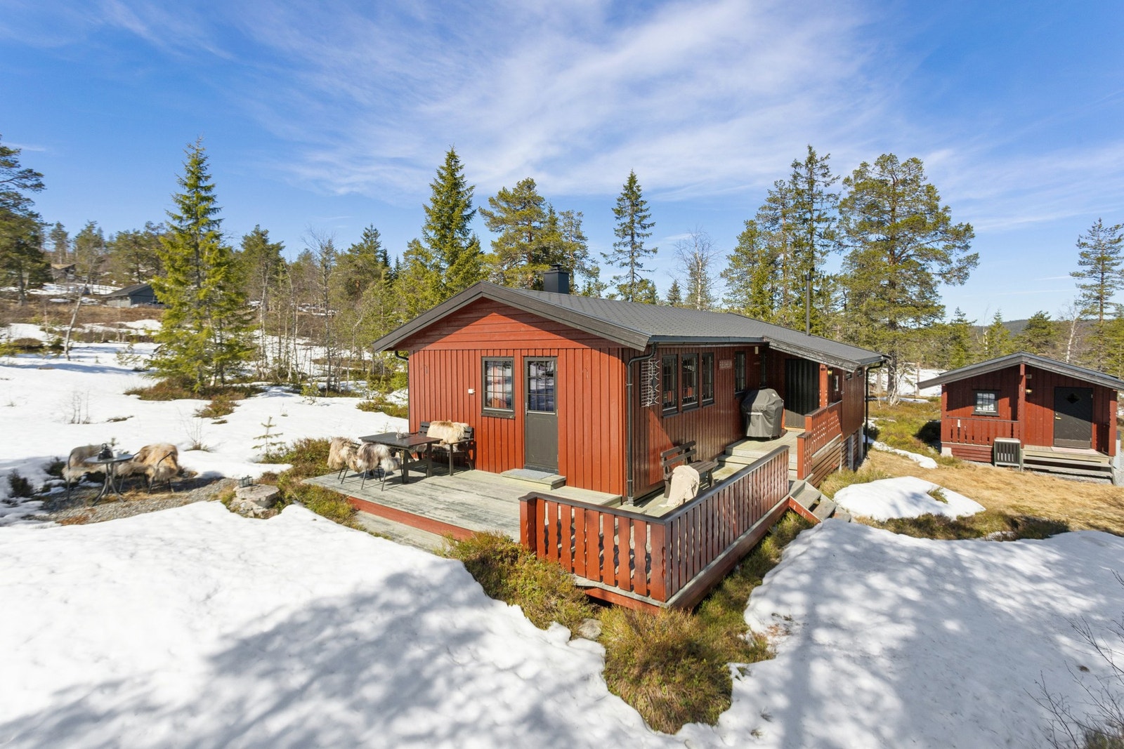 Denne hytta har et stort godkjent anneks med sengeplasser og sofagruppe. Galleribilde