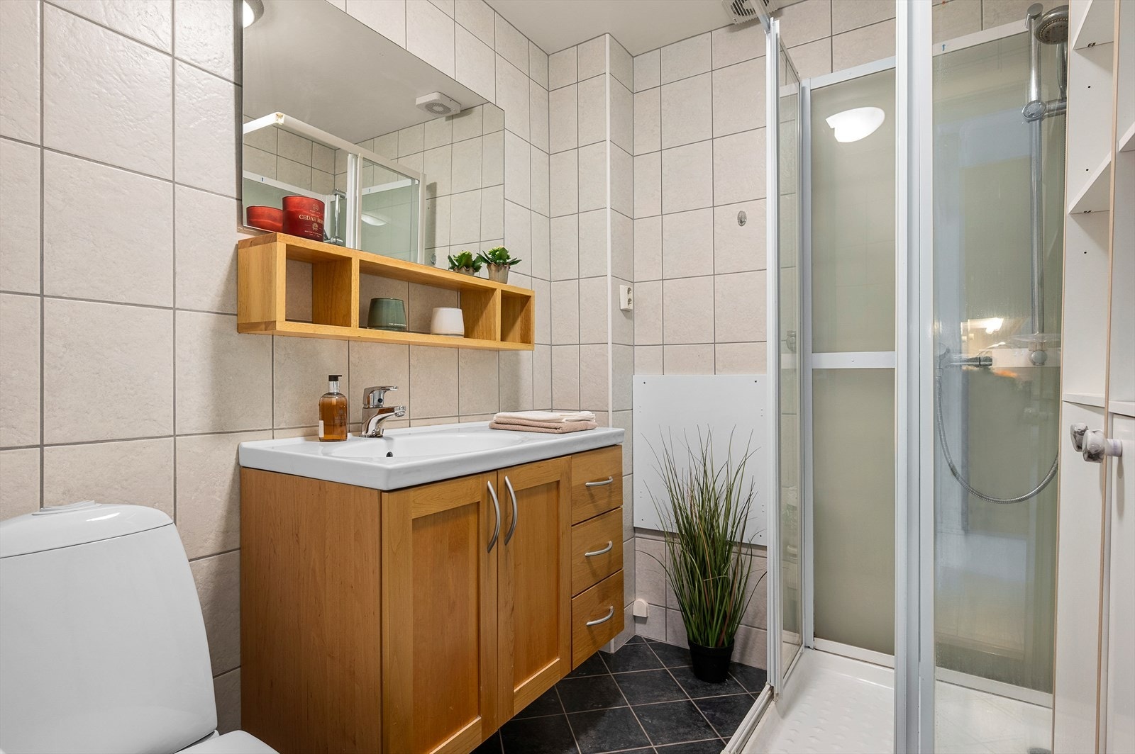 Det er etablert et dusjkabinett, servantskap med nedfelt servant, opplegg for vaskemaskin og toalett. Badet er oppmålt til 3,5 m². Galleribilde