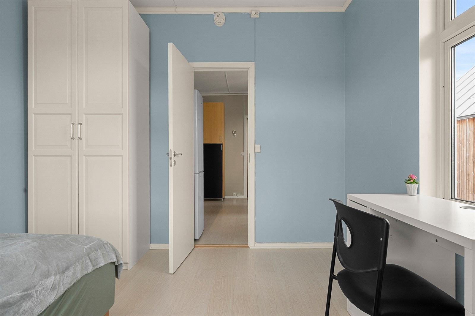 Soverommets størrelse gjør det enkelt å innrede med dobbeltseng, garderobeløsning og skrivepult. Galleribilde