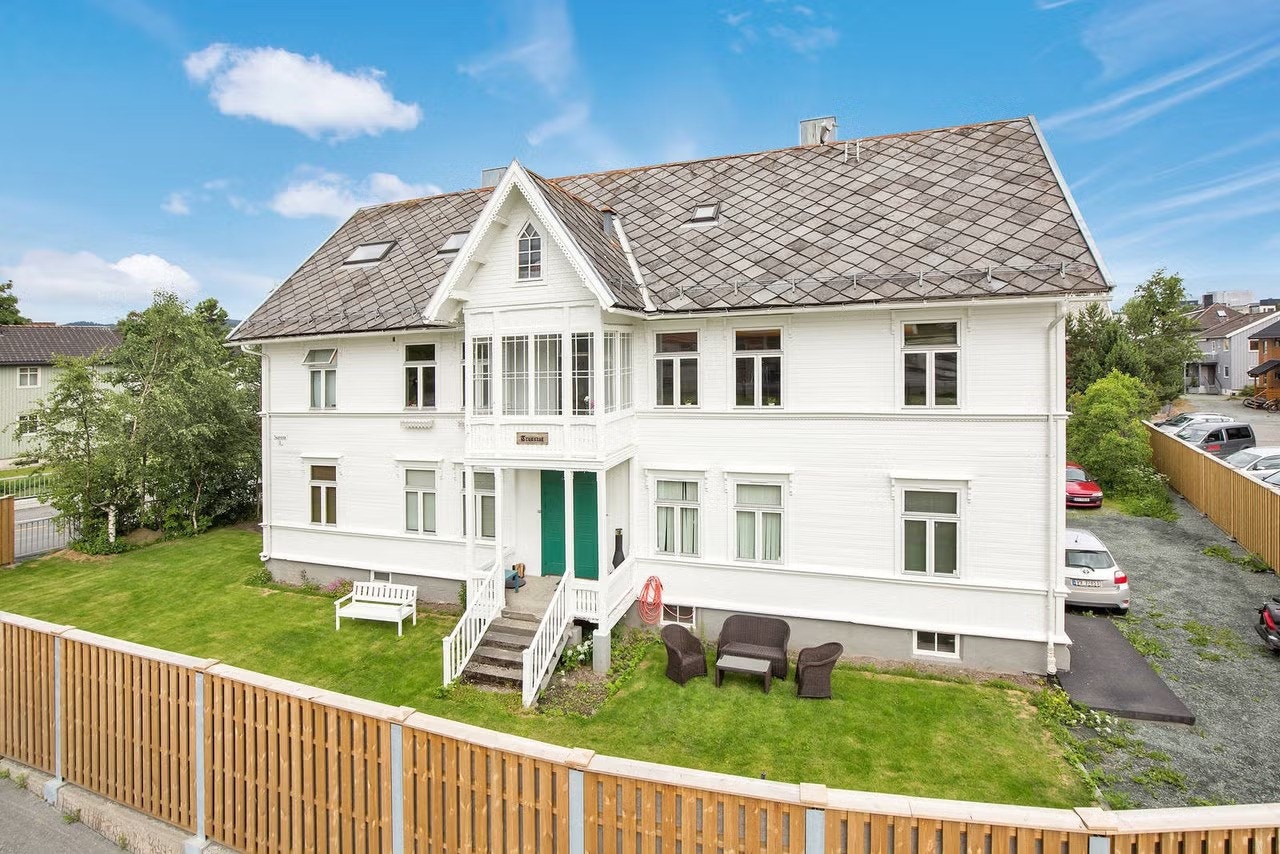 Fasade. Dette bildet er fra forrige salg i 2021 - etter godkjenning. Galleribilde