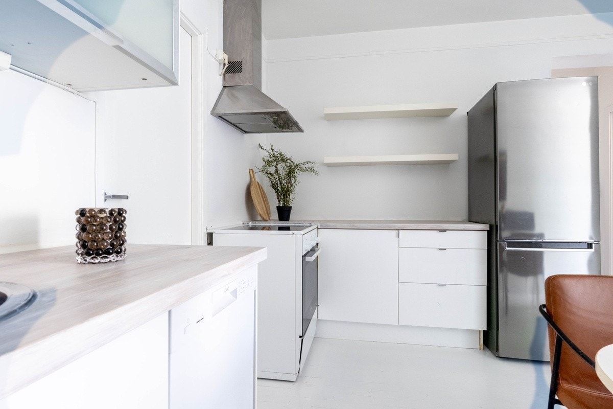 Kjøkkenet er utstyrt med mikro, oppvaskmaskin, kombi kjøleskap og komfyr med platetopp Galleribilde