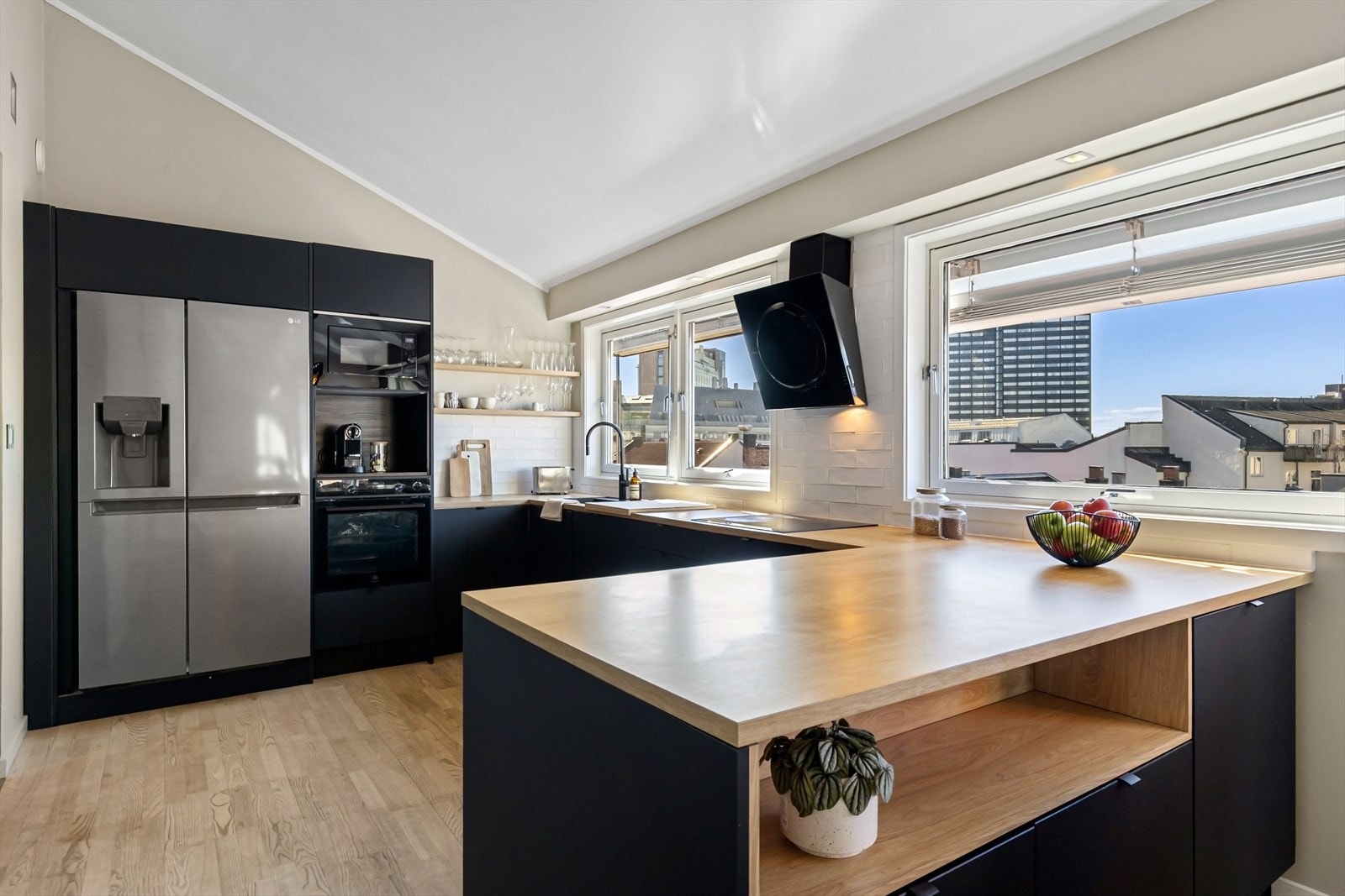 Stilren innredning med slette fronter, benkeplate av laminat og integrerte hvitevarer. Galleribilde