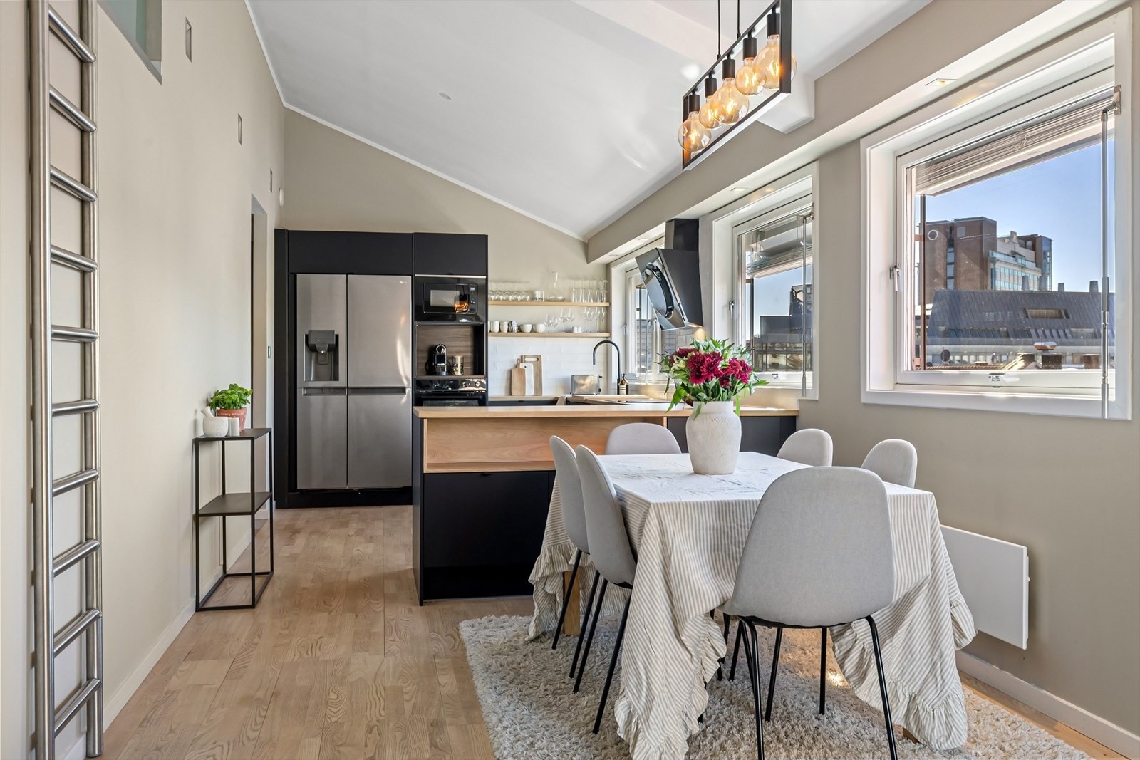 Det er god plass til å dekke opp med langbord om ønskelig. Galleribilde