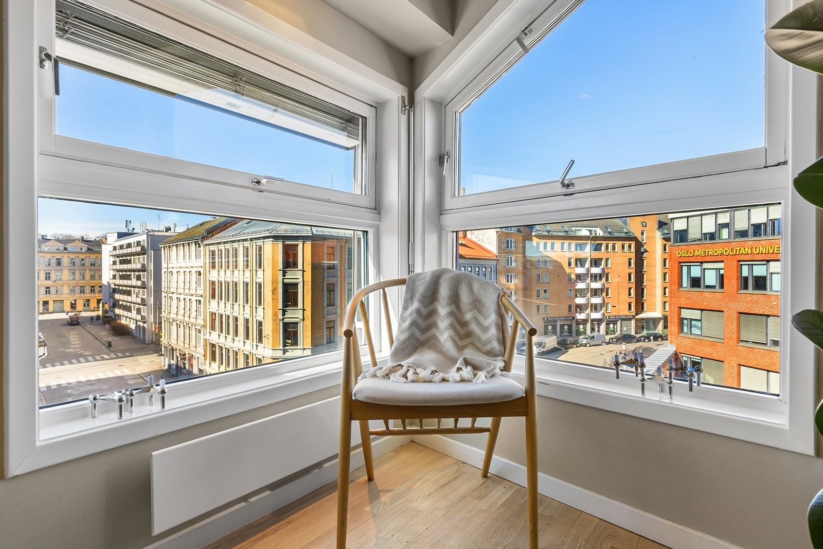 Beliggende høyt og fritt i byggets toppetasje. Galleribilde