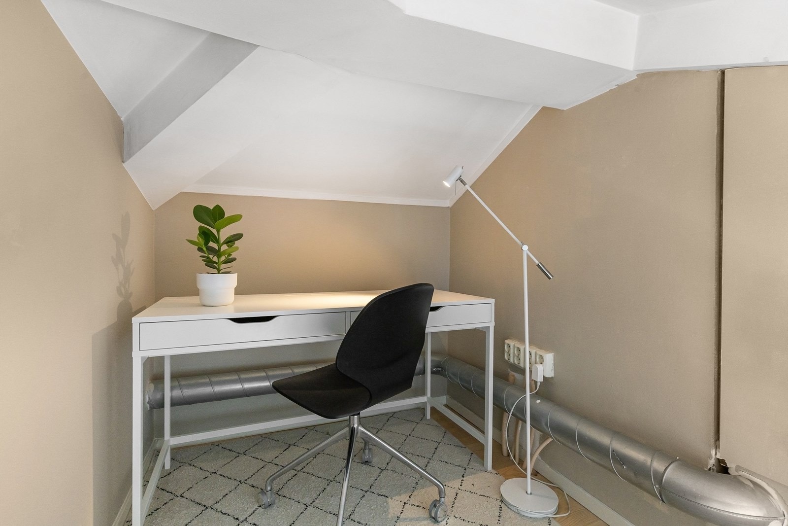 Hjemmekontor på hems. Praktisk bod inn fra hems med ca. 11 kvm gulvareal. Galleribilde