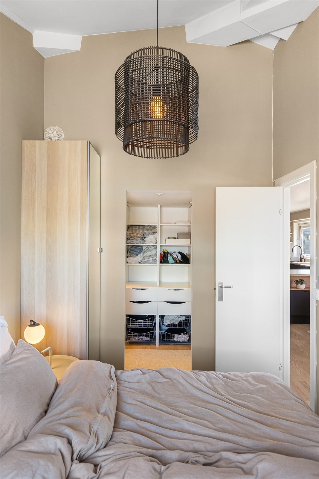 Fra soverom er det inngang til eget walk-in closet. Galleribilde