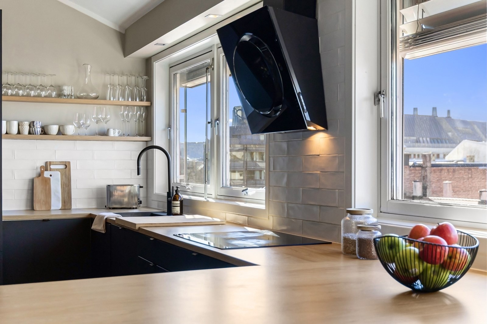 Godt med oppbevaringsplass og flere, gode soner for matlaging. Galleribilde