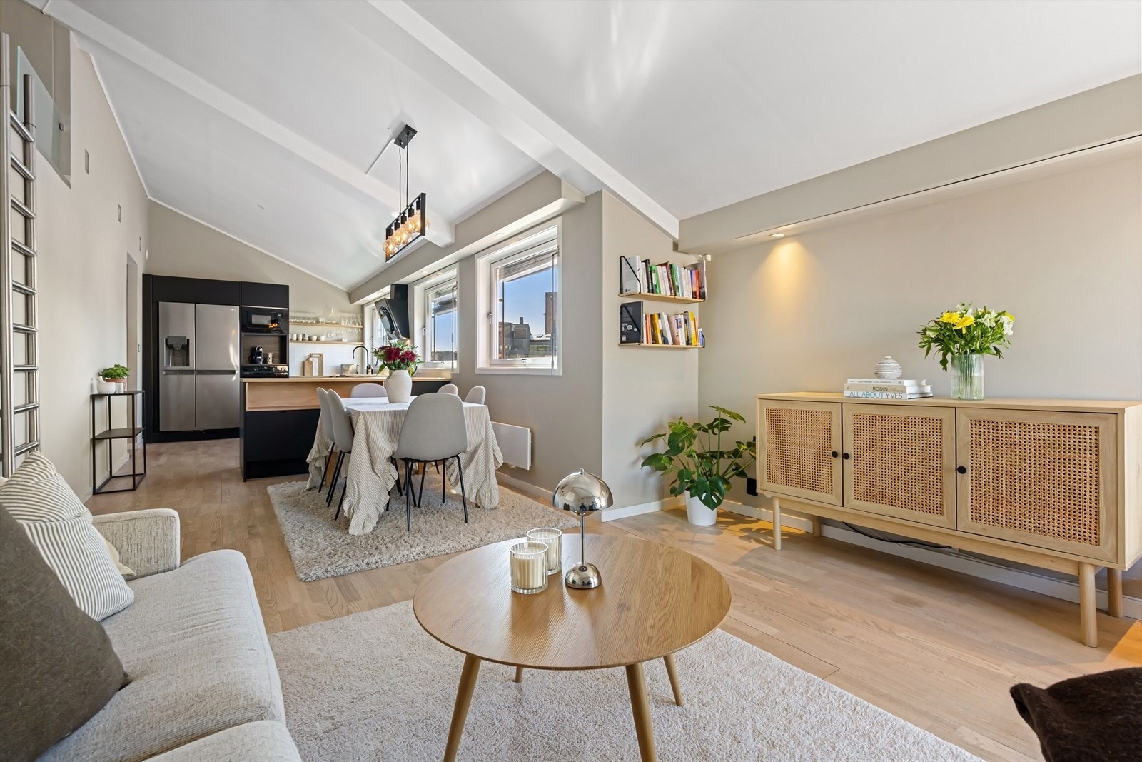 Velkommen til Pilestredet 38 -Stor, attraktiv 2-roms topp- og hjørneleilighet med heis, hems og rikelig lysinnslipp (Foto: Zovenfra AS) Galleribilde