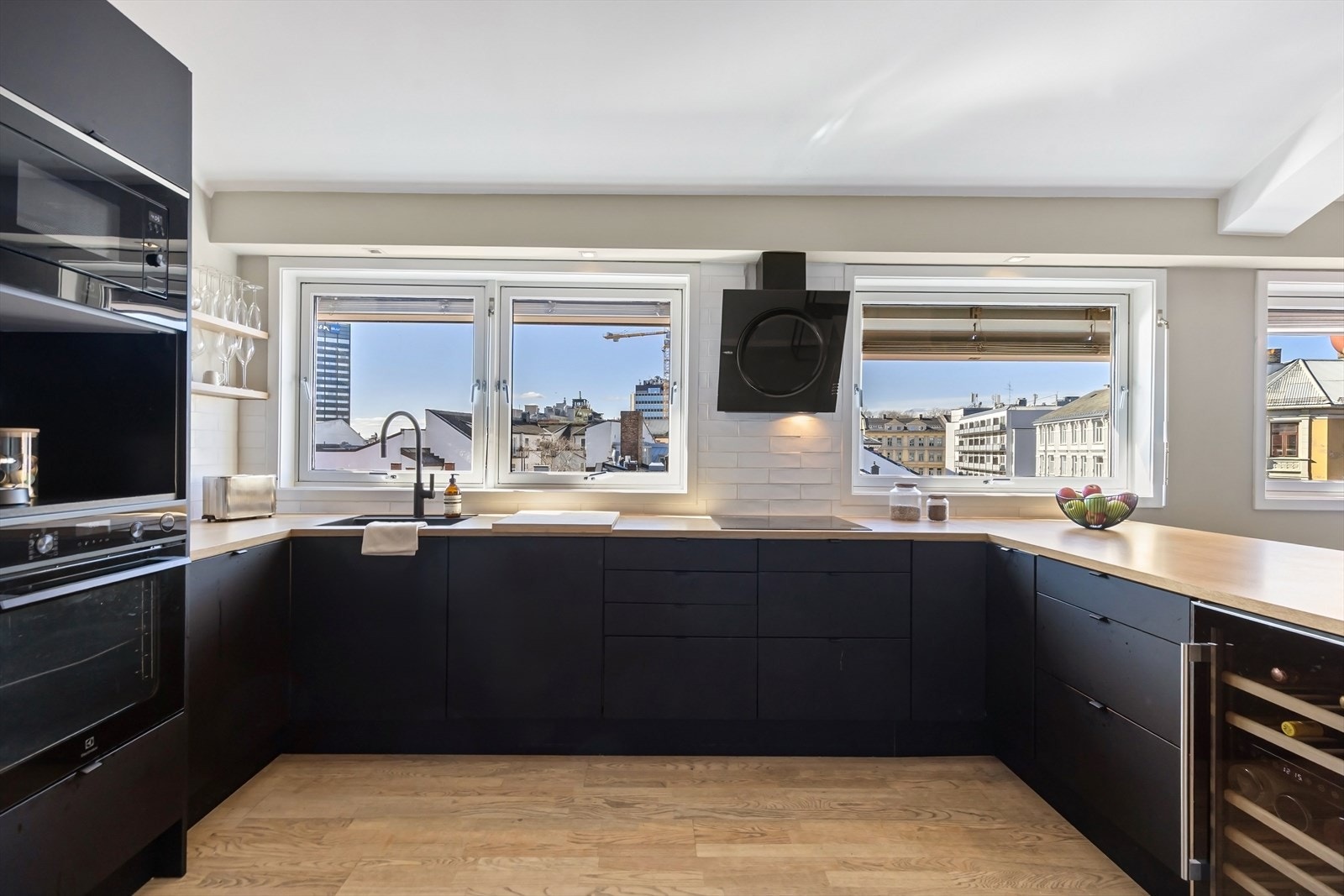 Flott utsyn over nærområdet og over hustakene, herfra kan du se flagget på slottstaket. Galleribilde