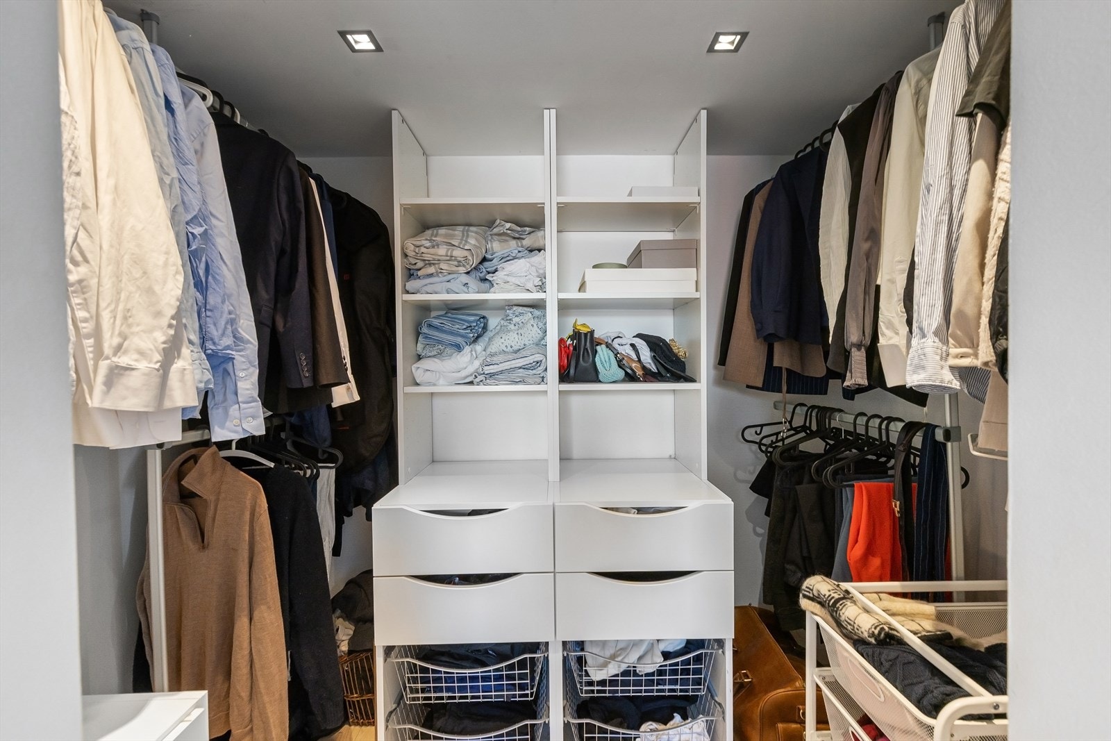 Walk-in closet har godt med oppbevaringsplass. I tillegg bod inn fra hems + disponibel kjellerbod. Galleribilde