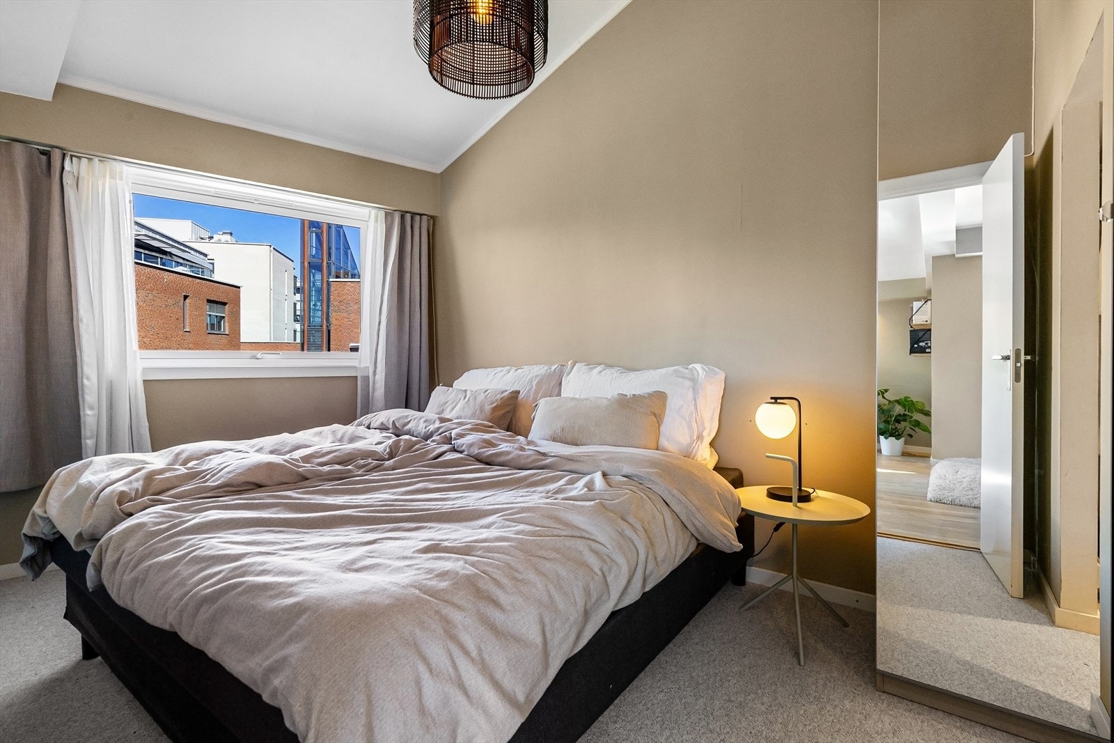 Soverom er inn fra stue, med plass til dobbeltseng og ekstra garderobe. Galleribilde
