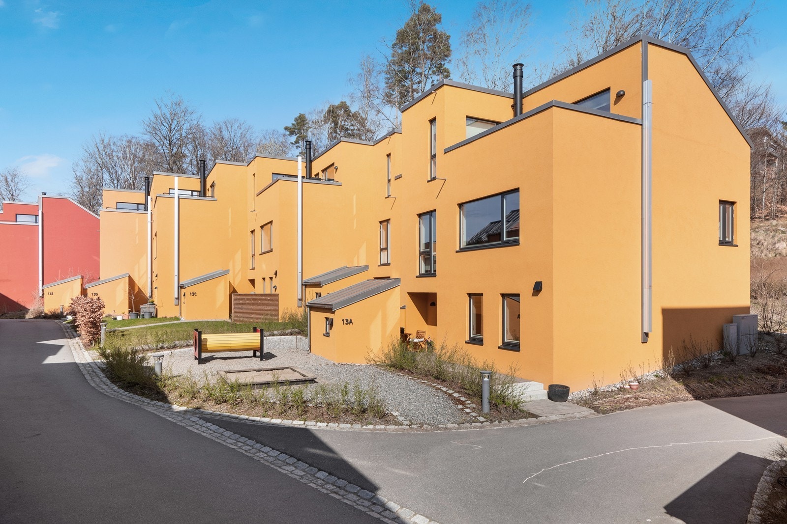 Velkommen til Kulpeveien 13A- et moderne og tiltalende enderekkehus med solrik takterrasse! Galleribilde