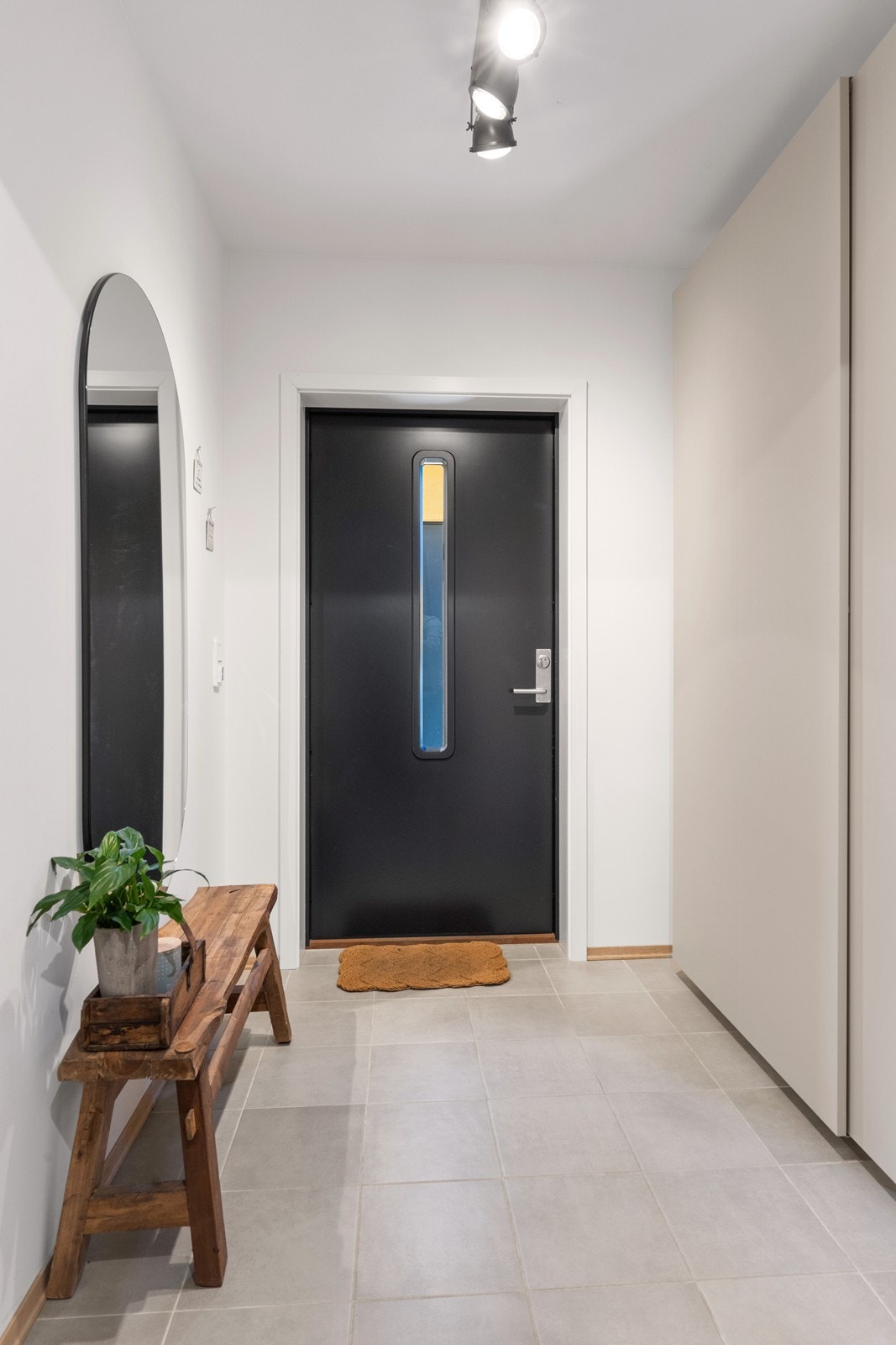 Entréen i første etasje har flislagt gulv med varmekabler og skyvedørsgarderobe. Galleribilde