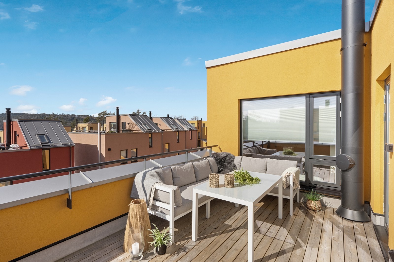 Takterrassen på 14 m² har god plass til en hyggelig sittegruppe. Galleribilde