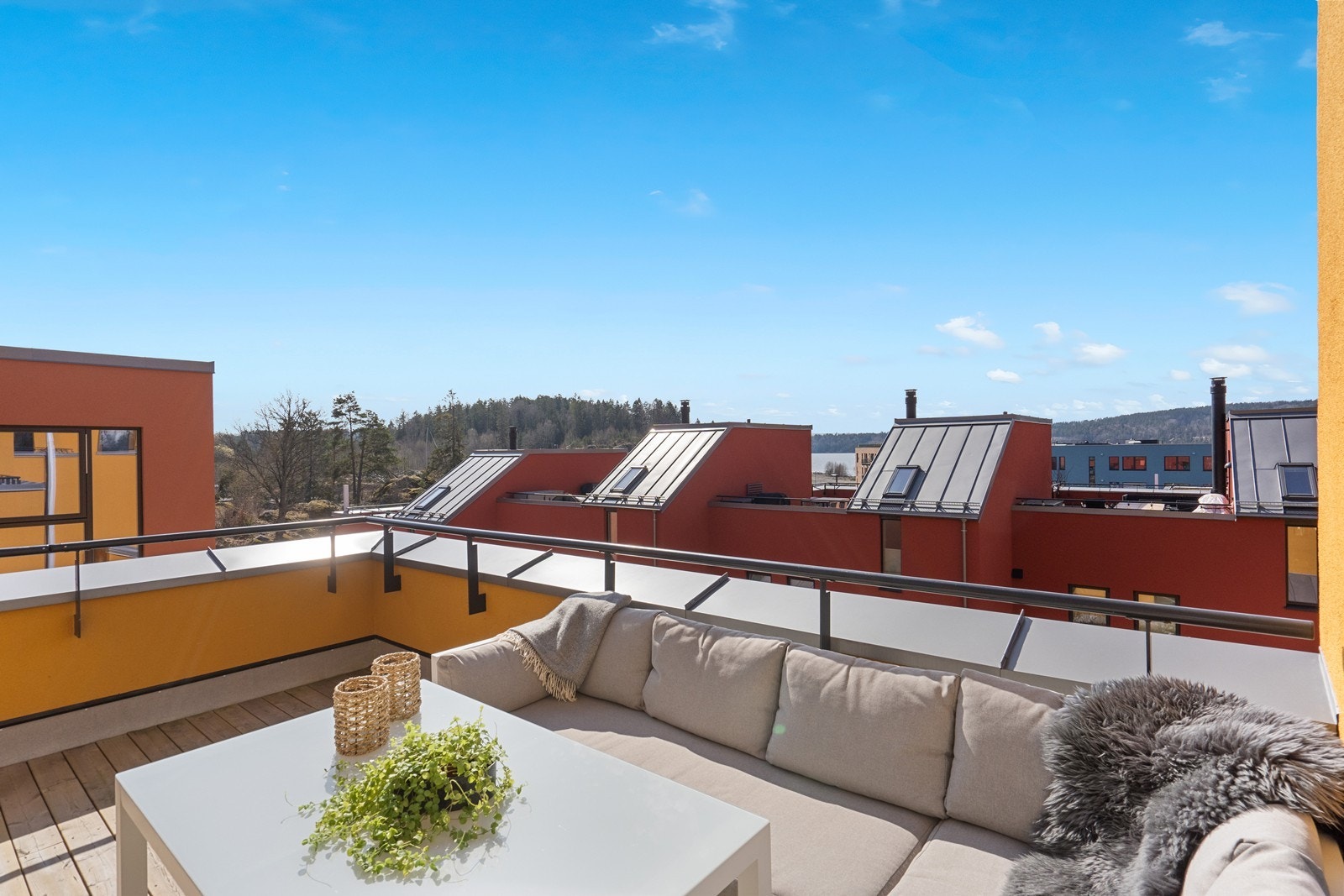Fra takterrassen er det utsikt over nærområdet og glimt av Mossesundet. Galleribilde