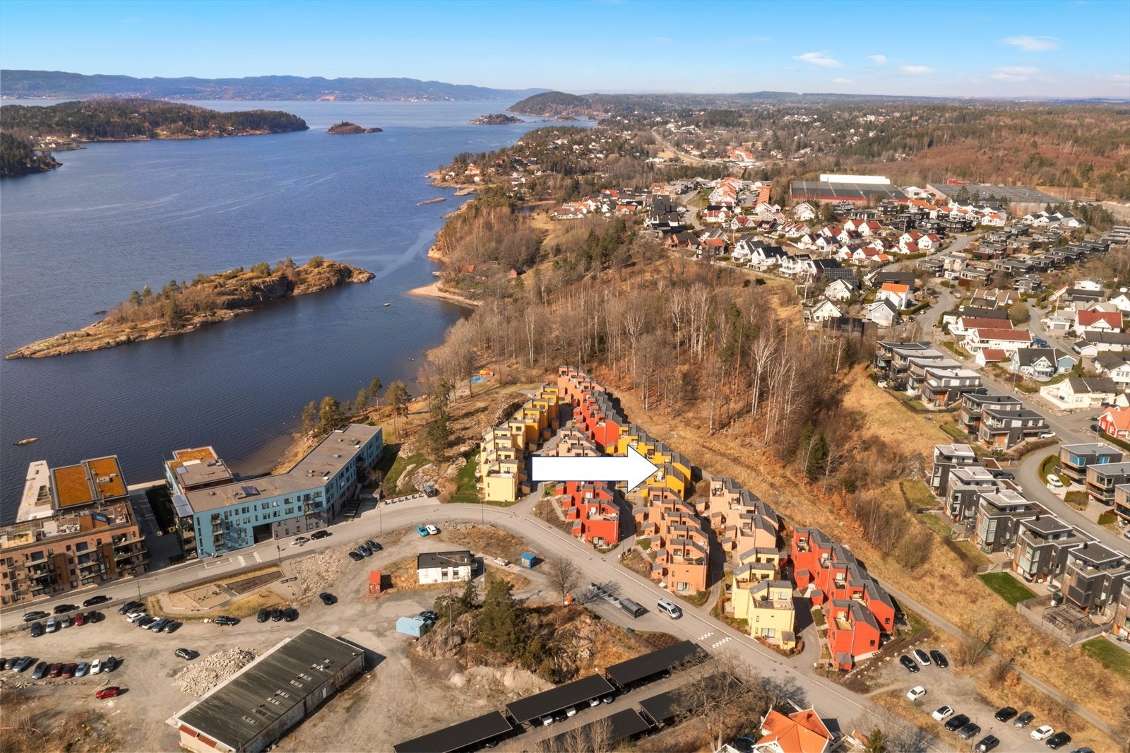Beliggenheten kombinerer nærhet til sjø og natur med effektiv pendling. Fra Kambo Stasjon, kun 400 meter unna, tar toget deg til Oslo S på rundt 35 minutter. Galleribilde