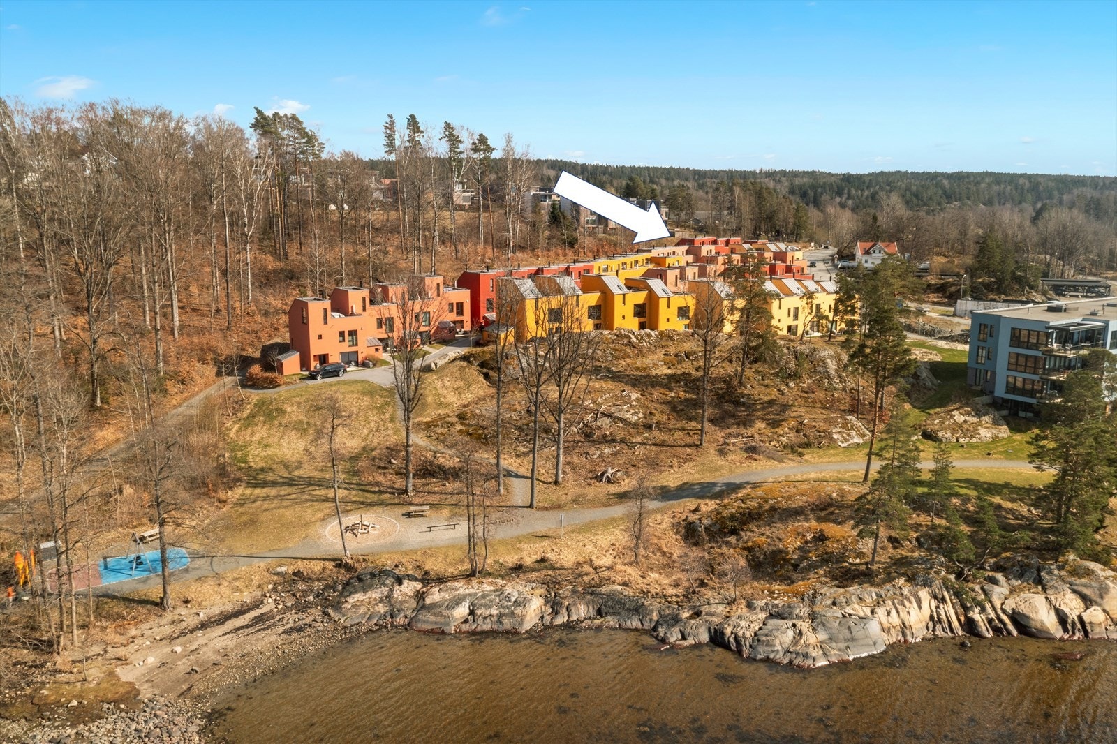 Det er fine turmuligheter langs sjøen og i skogsområdene rundt. Galleribilde