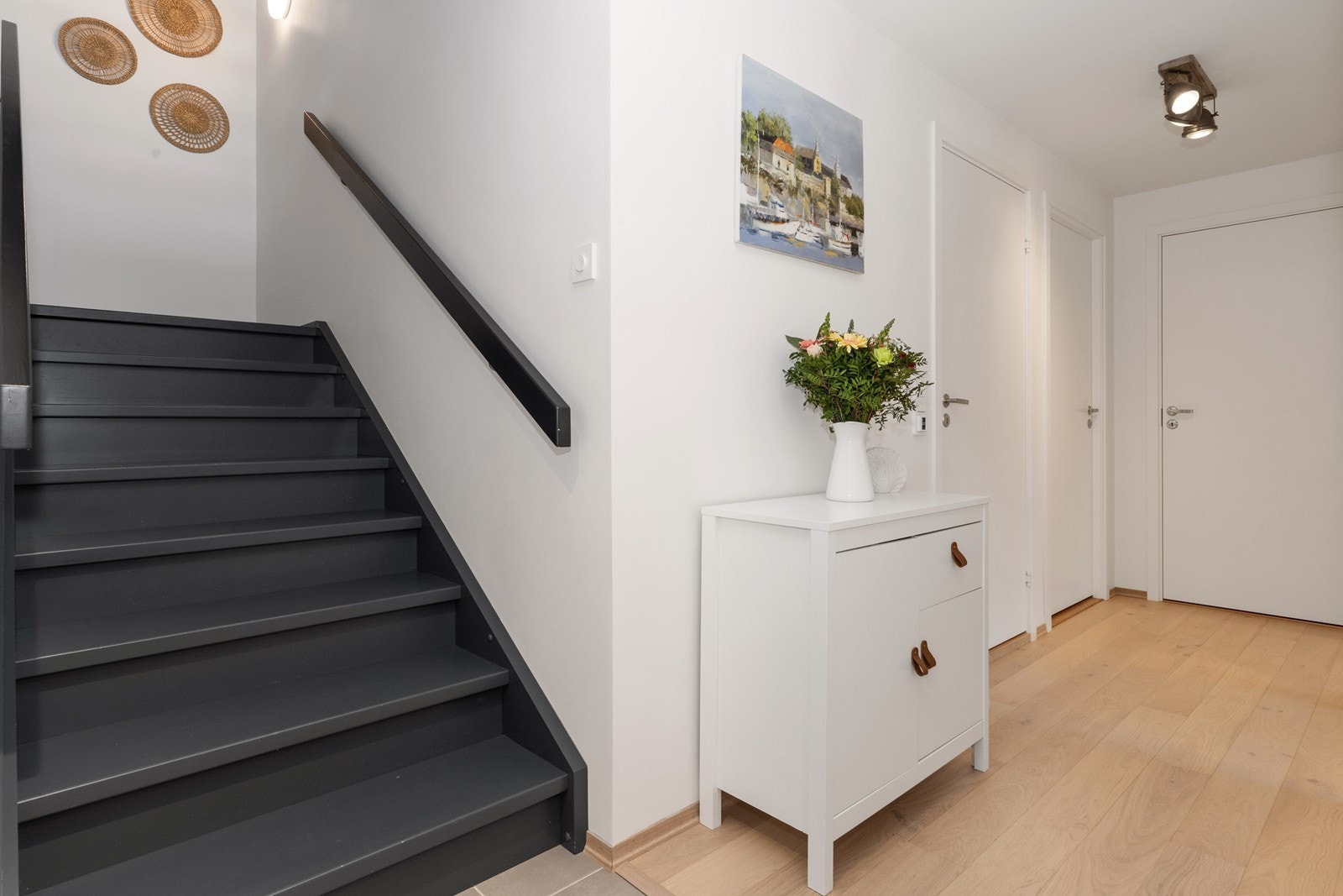 Trappen i malt tre forbinder de tre etasjene. Galleribilde