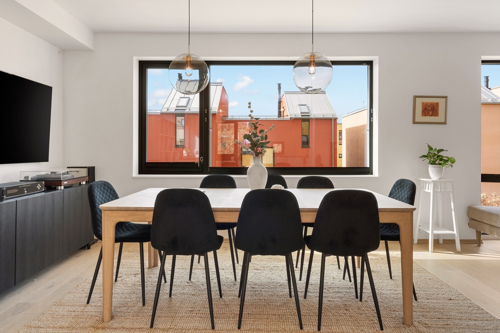 Spisestuen har god plass til større selskap og er en naturlig del av den åpne planløsningen. Galleribilde