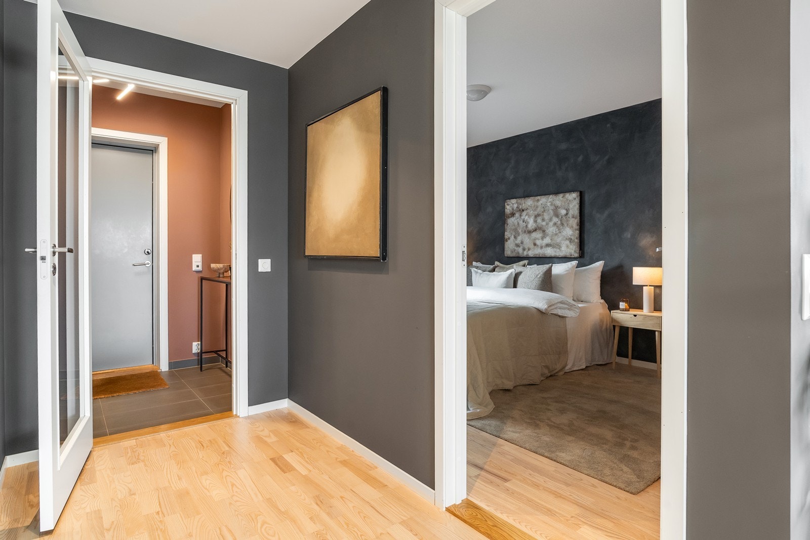 Leiligheten har 2 gode soverom. Byggetegningene viser at det er mulig å etablere et tredje soverom i stuen - se punkt om ferdigattest for mer informasjon. Galleribilde