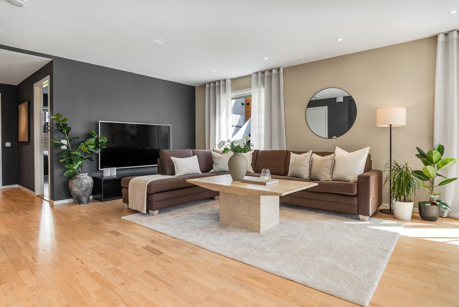 Stuen lar seg enkelt innrede med både sofagruppe, TV-møbel og spisebord. Byggetegningene viser at det er mulig å etablere et tredje soverom i stuen. Galleribilde