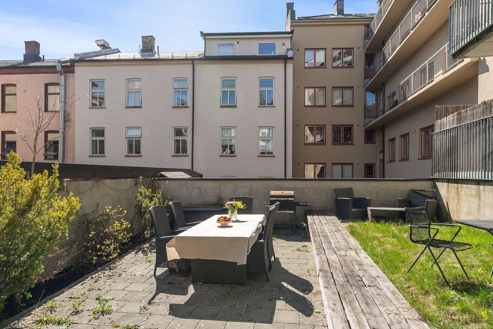 Flott bakgård med hyggelig sittegrupper og gressplen. Galleribilde