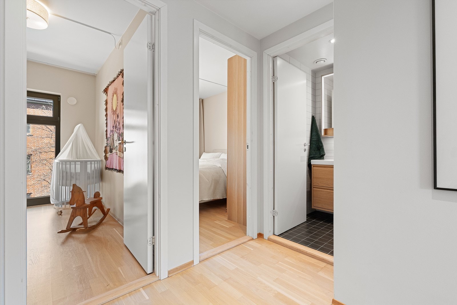 Fra entréen er det inngang til boligens to soverom og bad. Galleribilde