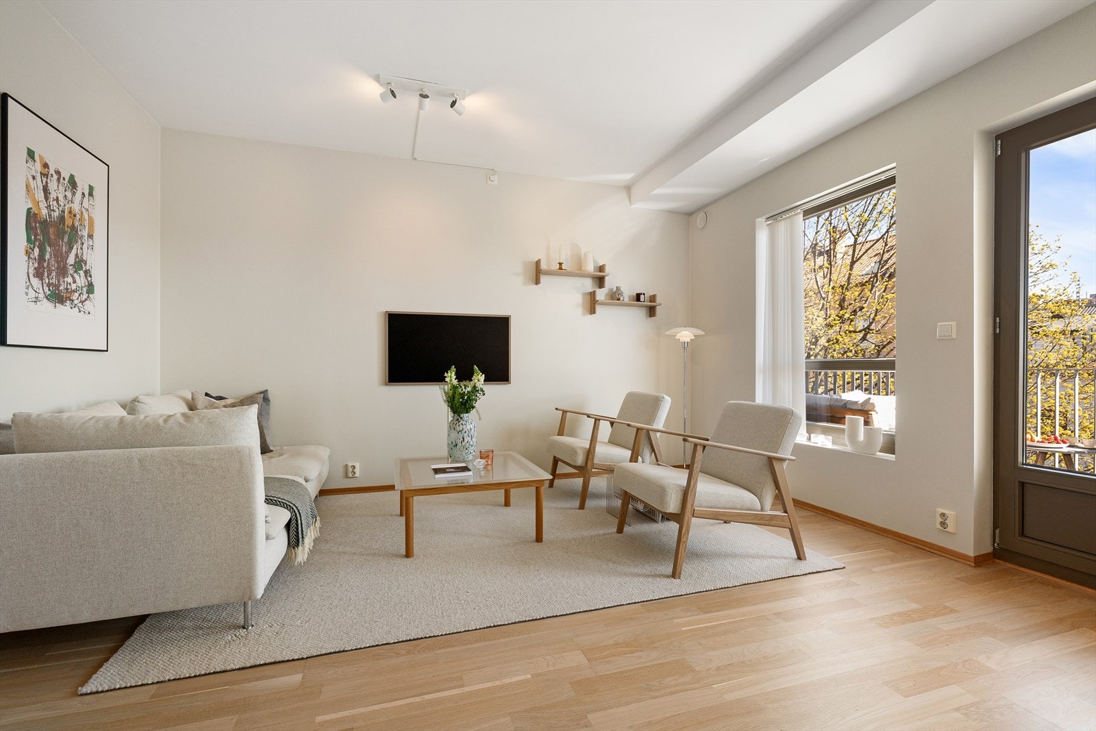 Store vindusflater slipper inn rikelig med naturlig lys og gir en luftig romfølelse. Galleribilde