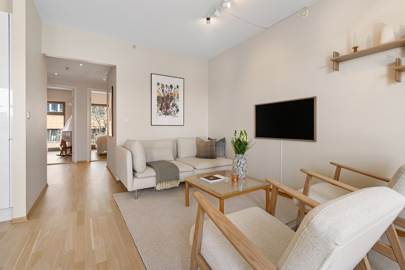 Pen stue med god plass til sofa, øvrig møblement og egen spiseplass. Galleribilde