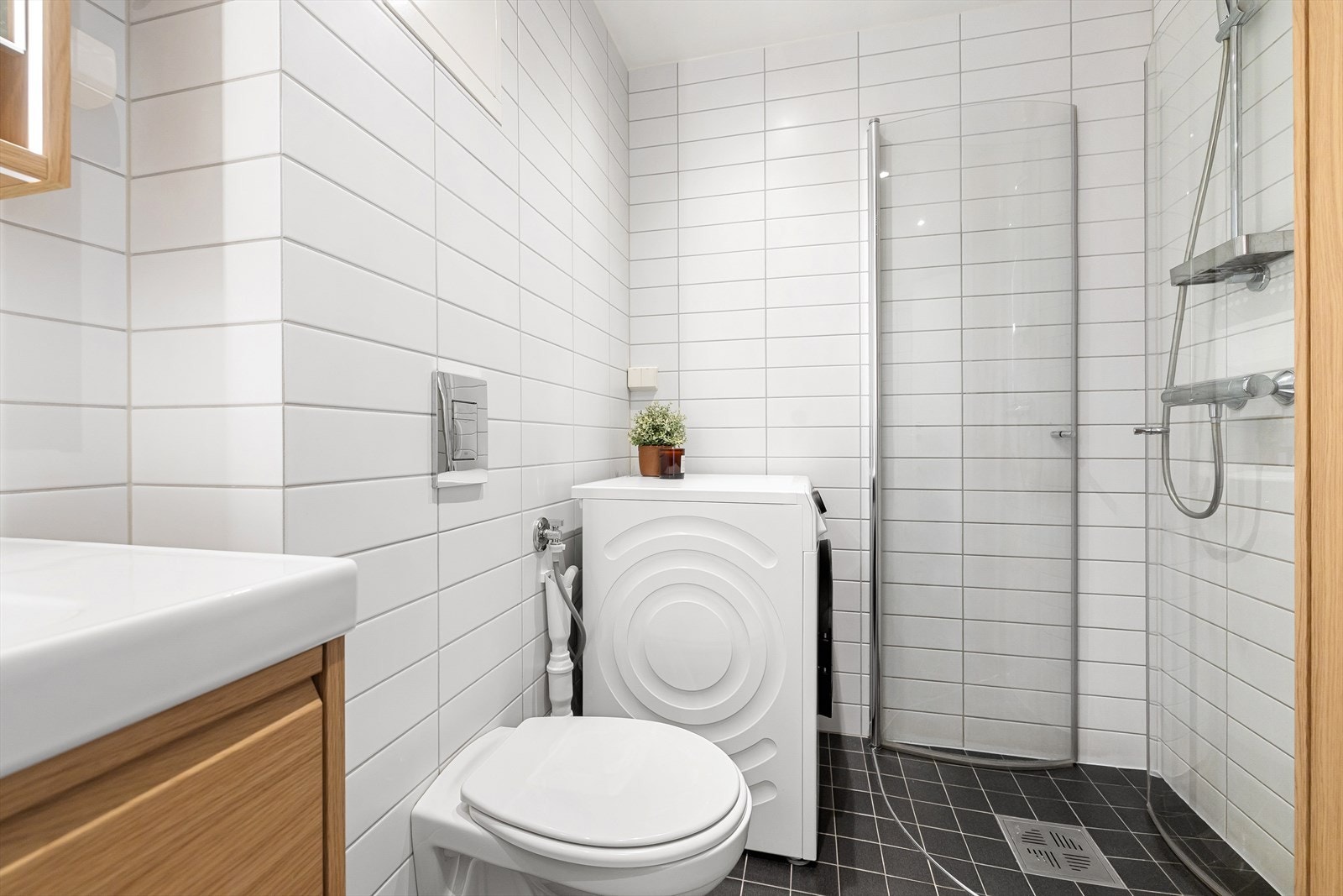 Tidløst bad fra byggeår 2011 med gulvvarme. Badet er innredet med dusjhjørne med innfellbare dusjdører og blandebatteri, vegghengt toalett, samt opplegg for vaskemaskin. Galleribilde