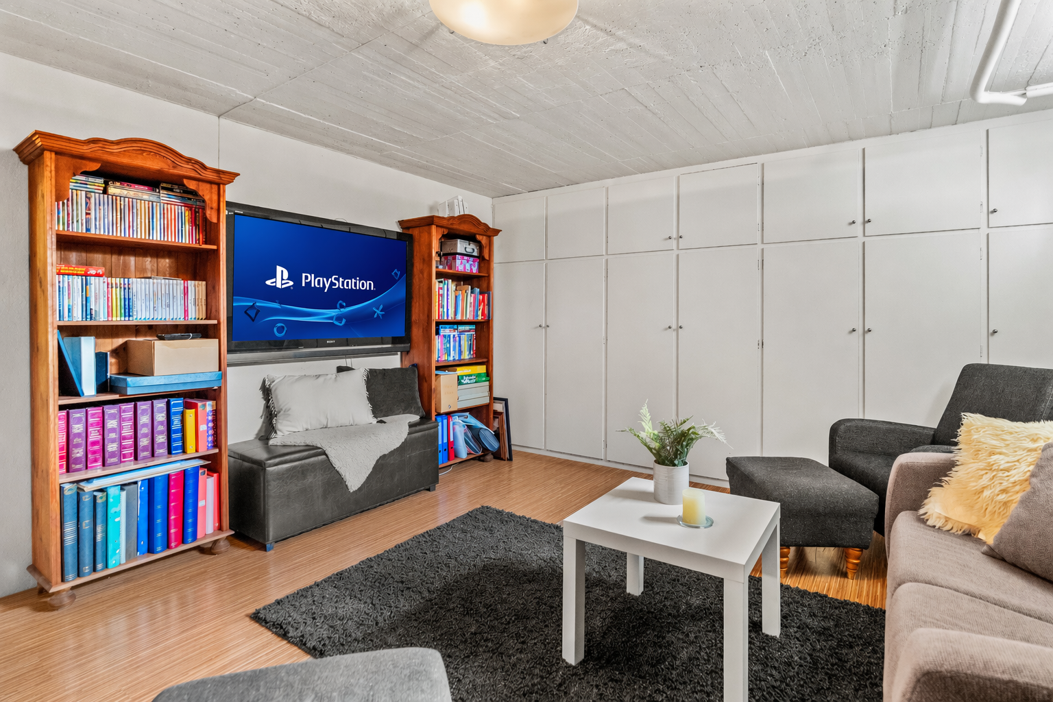 I kjelleren er det både trimrom og en romslig kjellerstue - Her ligger det til rette for hyggelige kinokvelder og en egen sone for barnas spill og underholdning. Galleribilde